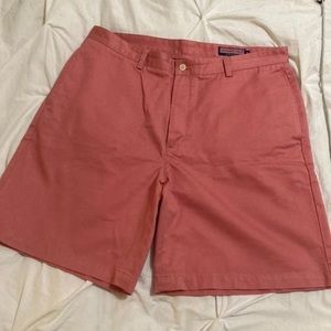 Vineyard vines 9 inch stretch shorts in red